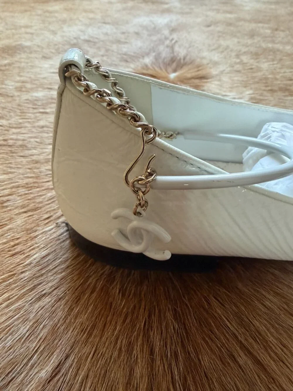 CHANEL White Crinkled Leather Flats with Black Patent Cap-Toe and Gold Chain